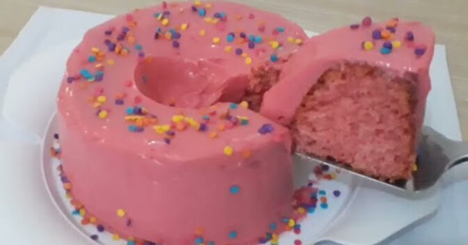 Bolos: Bolo Rosa Fofinho Com Cobertura de Morango: Uma Receita Simples e Alegre