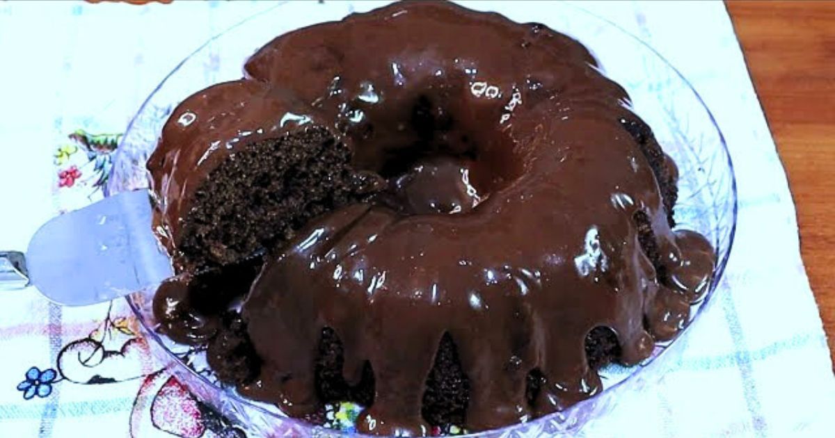 Este bolo de café com massa úmida, fofinha e cobertura cremosa de café é perfeito...