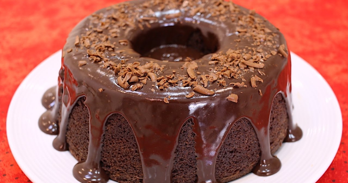 Este bolo de chocolate chocolatudo é uma receita irresistível, perfeita para aqueles dias de TPM....