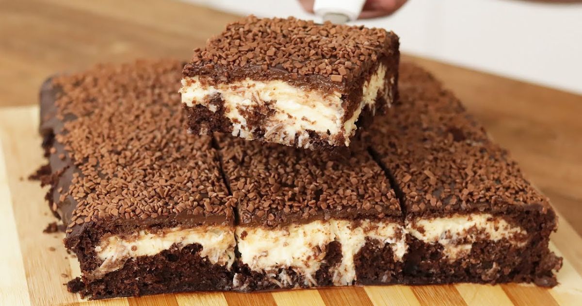 Esta receita é de um bolo de chocolate que já sai recheado do forno com...