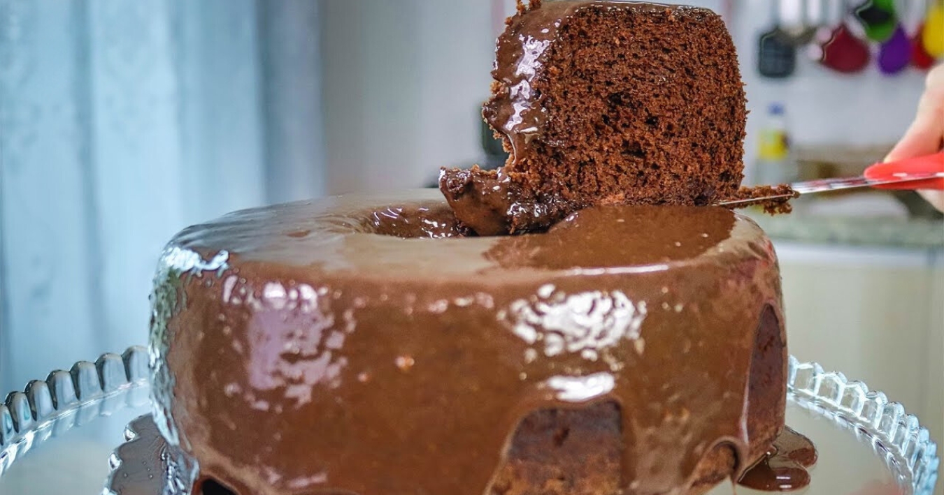 Se você procura uma opção deliciosa e sem glúten e lactose, o “Bolo de Chocolate...