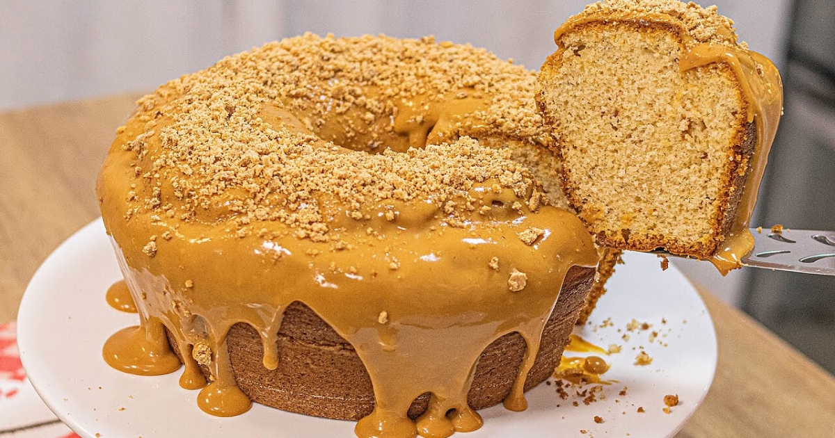 Bolo de Paçoca Com Cobertura de Doce de Leite Para Festa Junina O Bolo de...