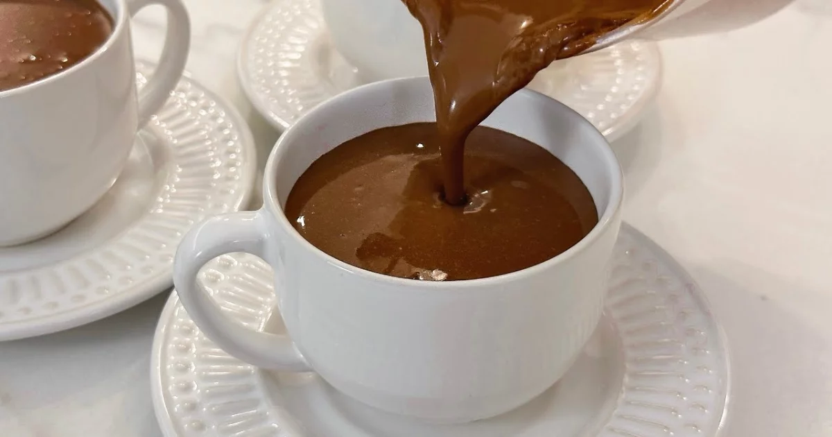 O chocolate quente econômico é uma deliciosa opção de bebida quente, perfeita para dias frios...