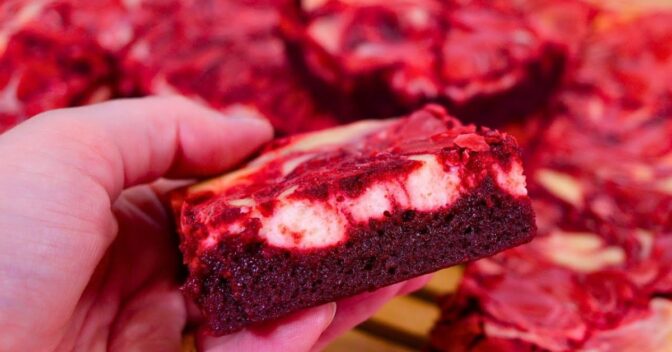 Brownies: Comemore o Dia dos Namorados Com Esse Brownie Red Velvet Que Já Sai Recheado Do Forno