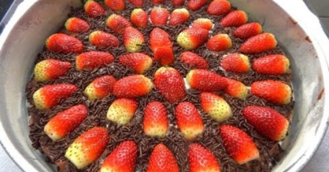 Sobremesas: Faça Essa Deliciosa Pizza de Chocolate com Morango no Dia dos Namorados