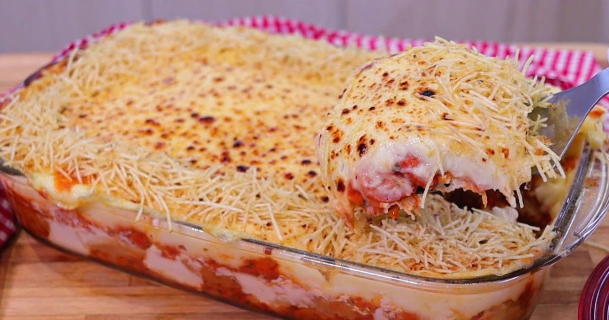 O lanchão de cachorro quente de forno na travessa é uma receita prática e deliciosa...