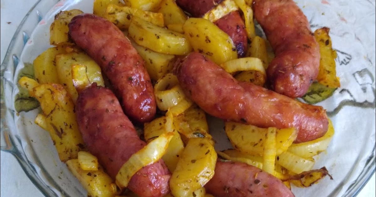 Linguiça toscana com batatas temperadas é uma receita prática e saborosa, ideal para um almoço...