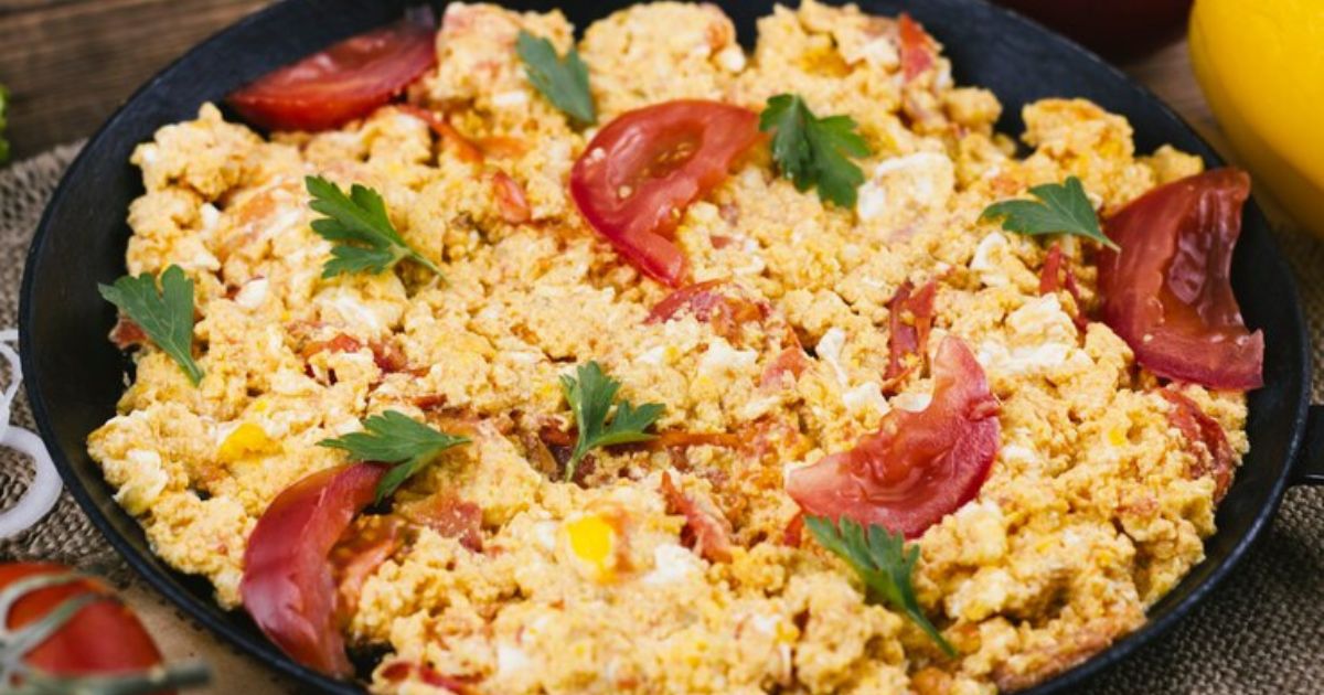 Os ovos mexidos com tomate são uma opção deliciosa e prática para um café da...