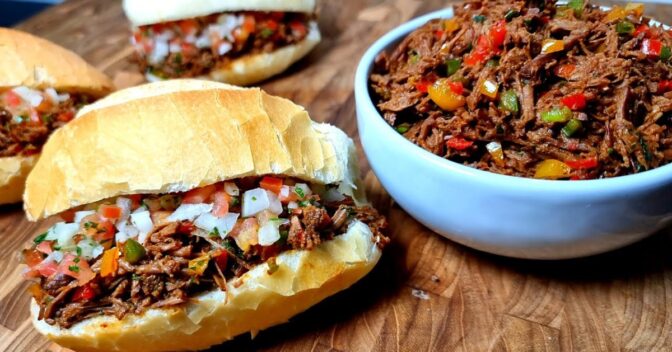 Lanche: Pão Adormecido com Carne Louca para os Lanches