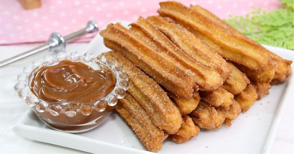 Churros são doces deliciosos, crocantes por fora e macios por dentro, perfeitos para qualquer ocasião....