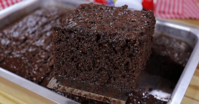 Bolos: Receita de Massa de Bolo de Chocolate Molhadinha que Combina Com Qualquer Recheio