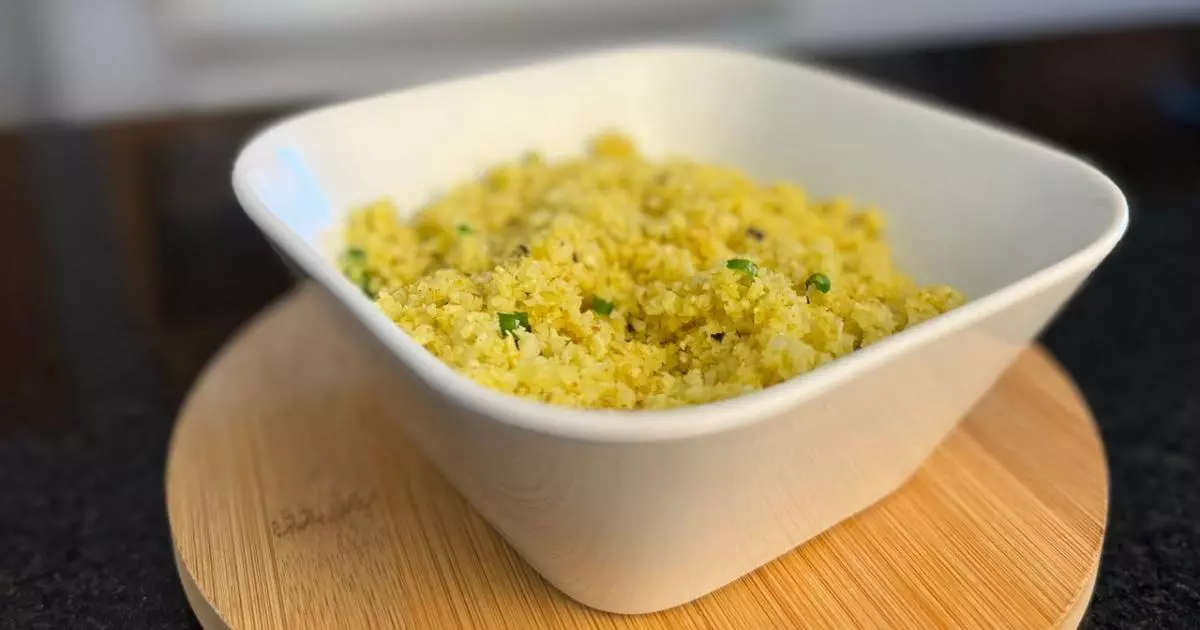 Procurando uma opção leve e saudável para substituir o arroz tradicional? Experimente o delicioso arroz...