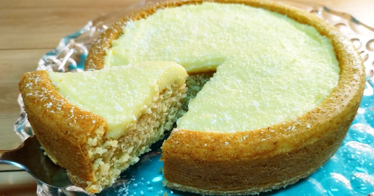 Construído para ser irresistivelmente delicioso, o bolo de coco com baba de moça combina a...