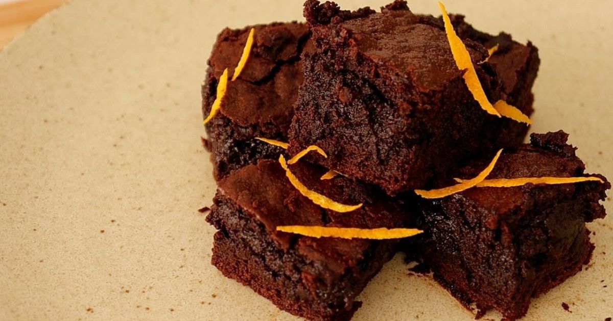 O brownie de laranja é uma deliciosa variação do clássico brownie americano, combinando o sabor intenso...