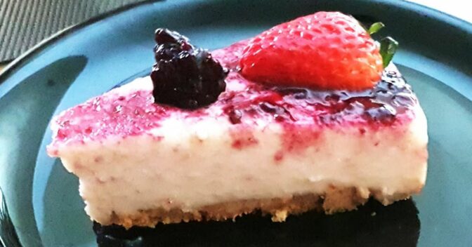 Sobremesas: CheeseCake de Leite Condensado com Frutas Vermelhas: Uma Sobremesa Sofisticada e Fácil de Fazer