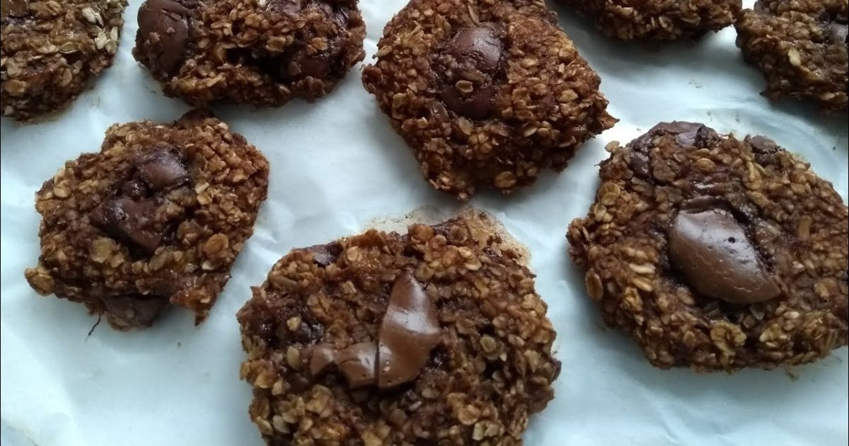 Os cookies de banana com aveia e cacau são uma opção deliciosa e saudável para...