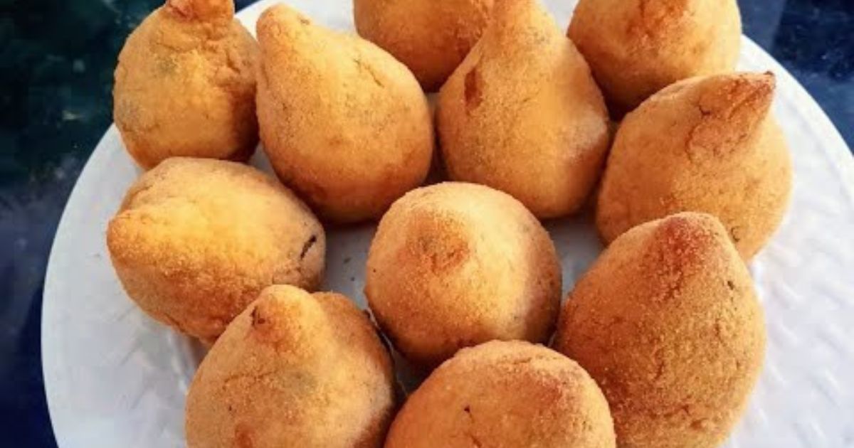 Coxinhas com massa de mandioca são deliciosos petiscos fritos, populares em festas e lanches. Sua...