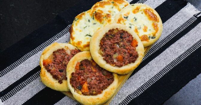 Lanche: Essa Receita de Esfirra Aberta de Carne e Queijo Vai Encantar o Seu Paladar