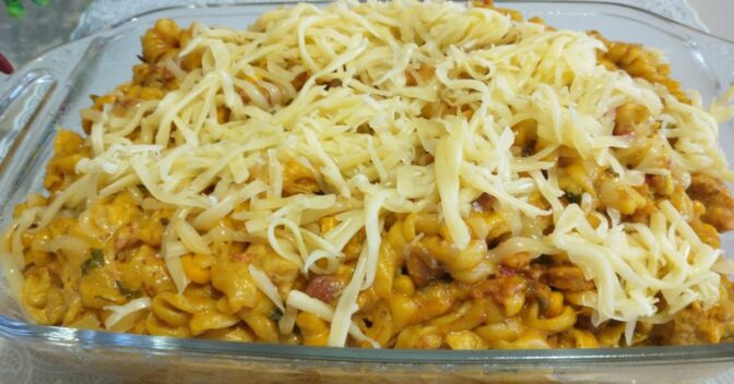 Especiais: Essa Receita de Macarrão com Linguiça e Bacon na Panela de Pressão é de Dar Água na Boca