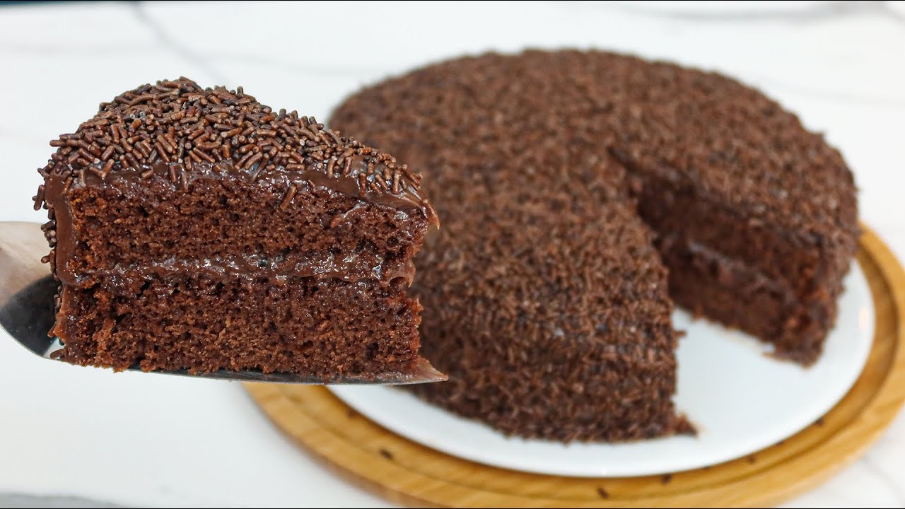 Este bolo de chocolate fofinho é uma receita simples e prática, ideal para quem não...