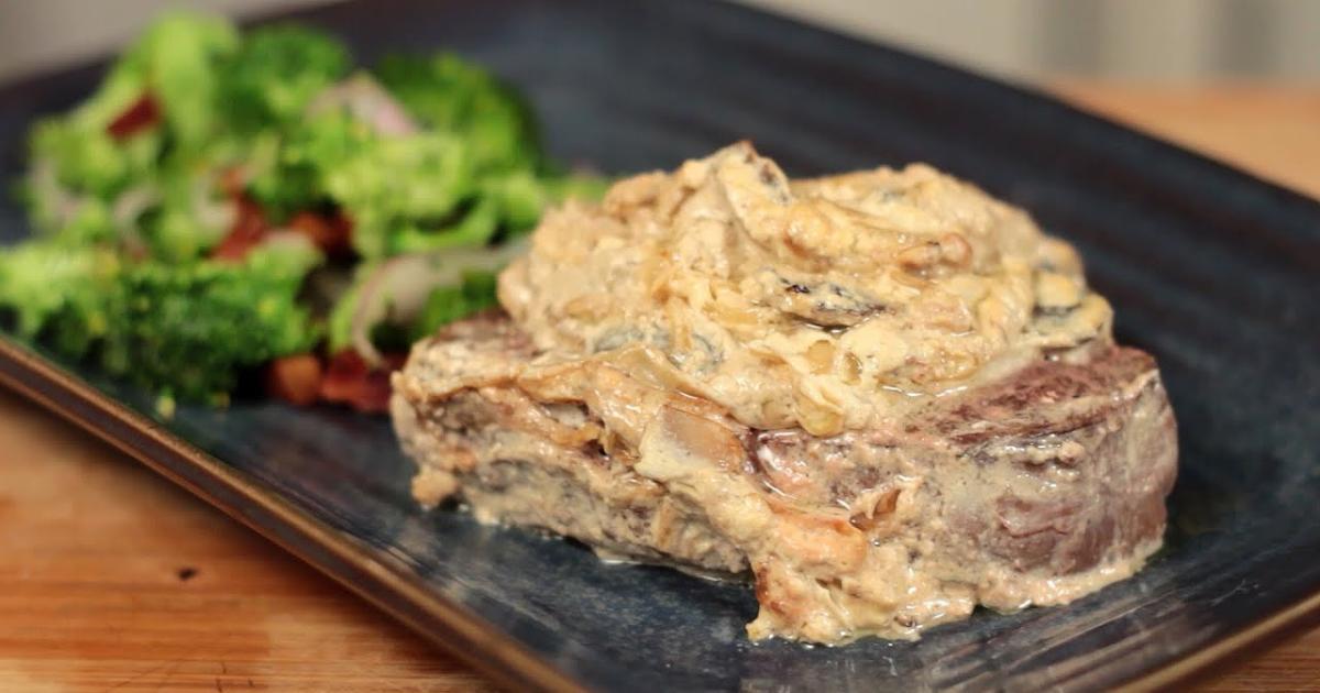 O medalhão de filé mignon ao molho de cogumelos acebolados é uma receita sofisticada e...