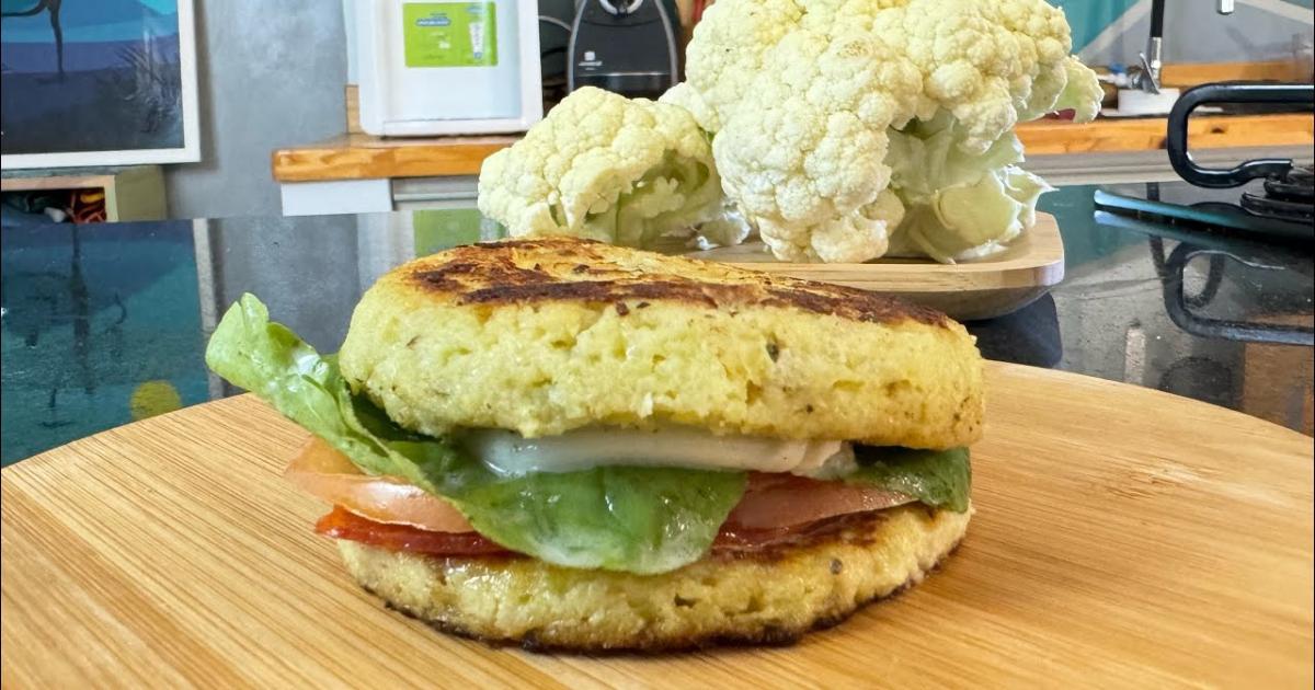 O pão de couve-flor sem farinha é uma alternativa leve e saudável aos pães tradicionais,...