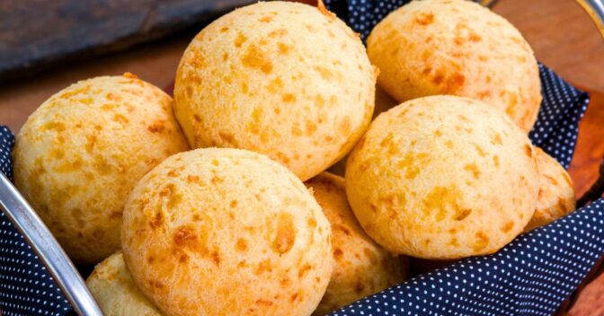 Lanche: Tem Uma Coisa Diferente nesse Pão de Queijo Super Macio e Gostoso que o Faz Ficar Assim