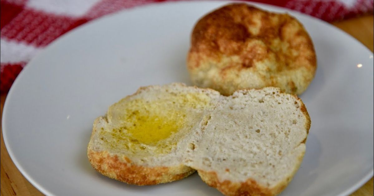 Descubra como preparar deliciosos pãozinhos brancos low carb em casa. Esta receita versátil pode ser...