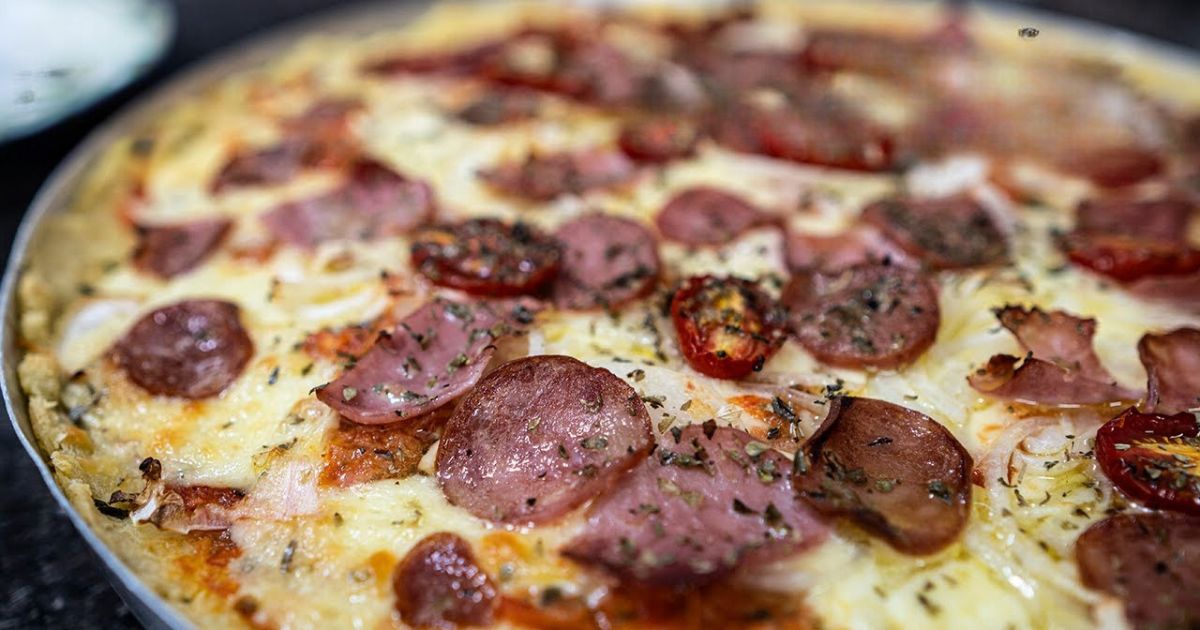 Descubra como preparar uma deliciosa pizza com massa de mandioca, uma opção irresistível para variar...