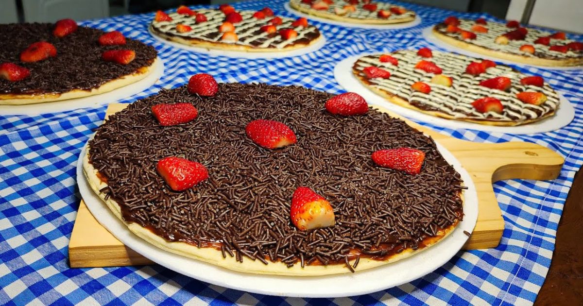 Quer aprender a fazer uma deliciosa pizza de chocolate? Esta receita traz uma versão doce...