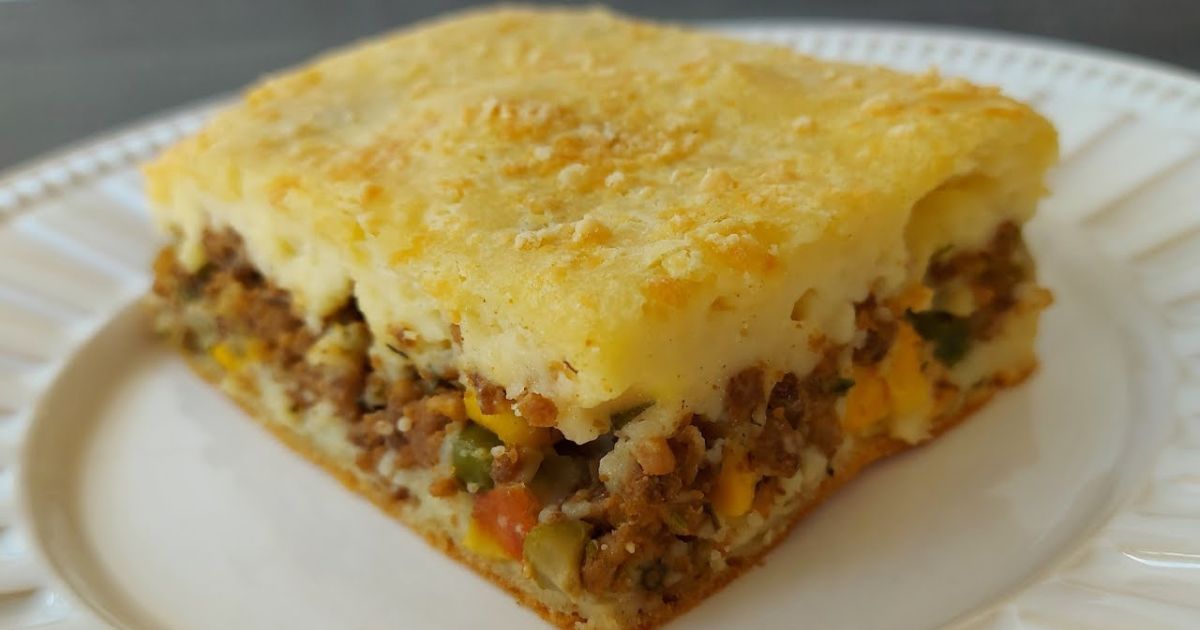 A torta de mandioca com carne moída é uma deliciosa iguaria brasileira, conhecida por sua...