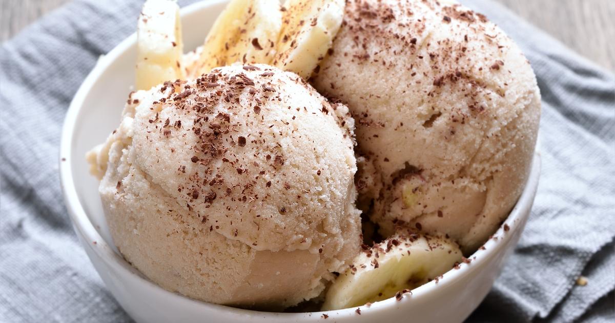 Este sorvete saudável sem lactose é feito com bananas bem maduras congeladas, que garantem uma...