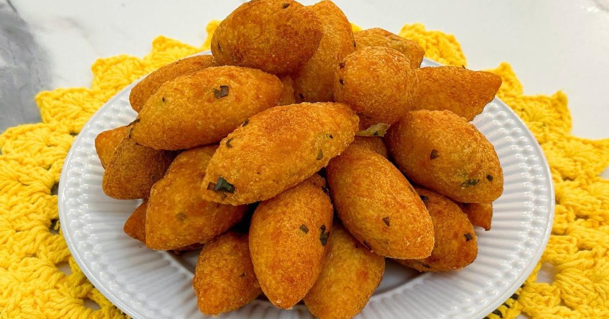 Bolinho de Aipim Sequinho Por Fora e Cremoso Por Dentro Descubra como preparar um delicioso...