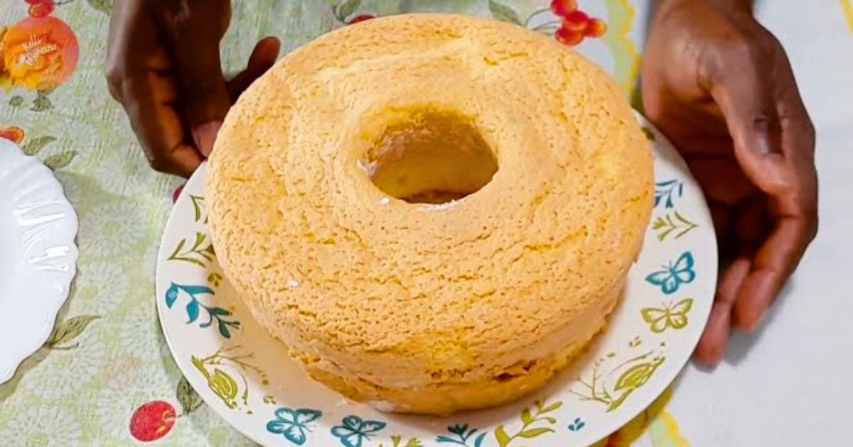 O bolo brevidade é uma receita simples e deliciosa que utiliza apenas quatro ingredientes principais:...