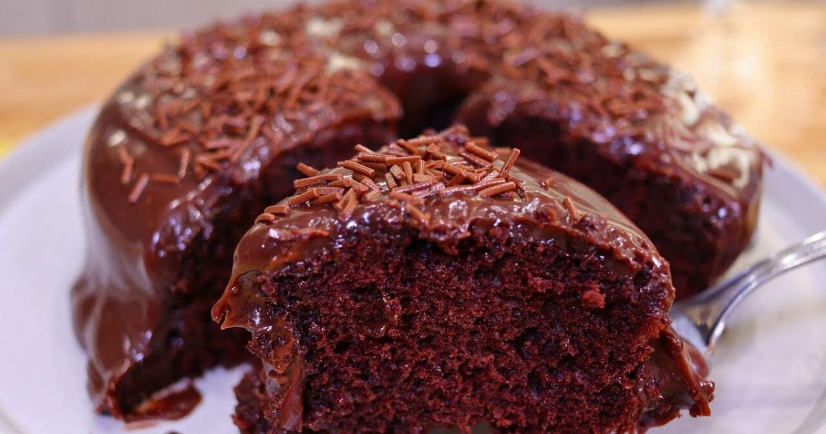 Bolo de Chocolate Com Brigadeiro Fofinho Feito Na AirFryer O Bolo de Chocolate com Brigadeiro...