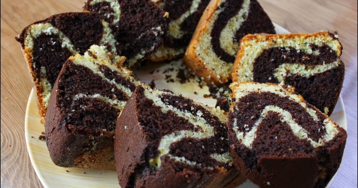 Este bolo de chocolate mesclado com baunilha é perfeito para acompanhar um café da tarde....