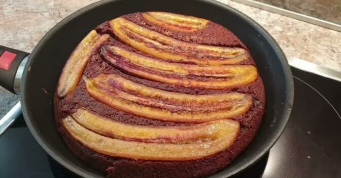 Bolos: Bolo de Chocolate com Banana Caramelizada na Frigideira