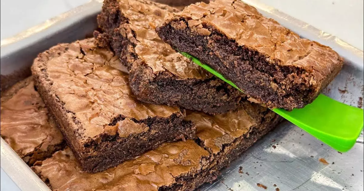 Brownie de Nescau Molhadinho Este Brownie de Nescau Molhadinho Super Fácil e Delicioso é uma...