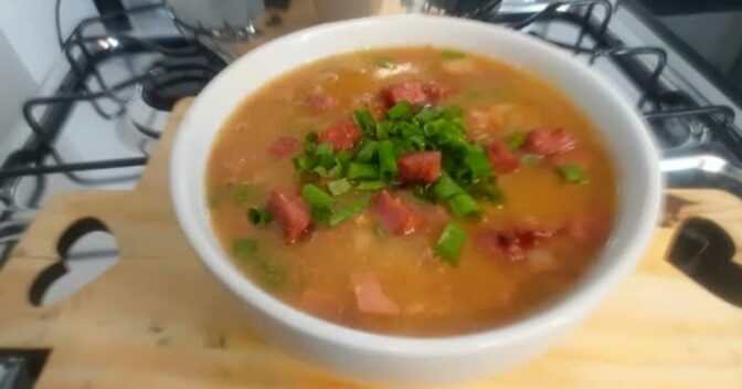 Caldos: Caldo de Mandioca com Carne Desfiada para uma Refeição Leve, Completa e Deliciosa