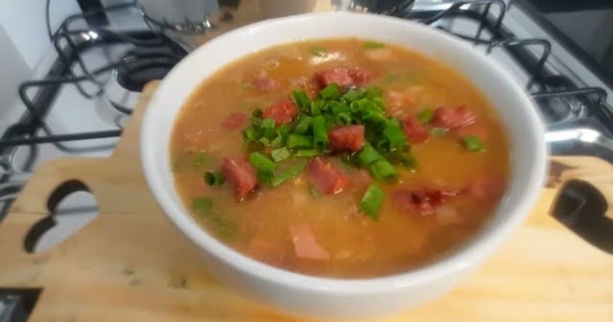 O caldo de mandioca com carne desfiada é uma receita reconfortante ideal para quem deseja...