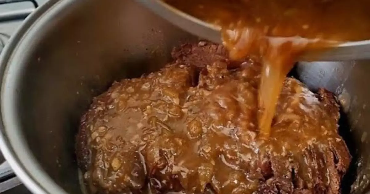 A carne de panela simples com caldo é uma receita tradicional brasileira, ideal para refeições...