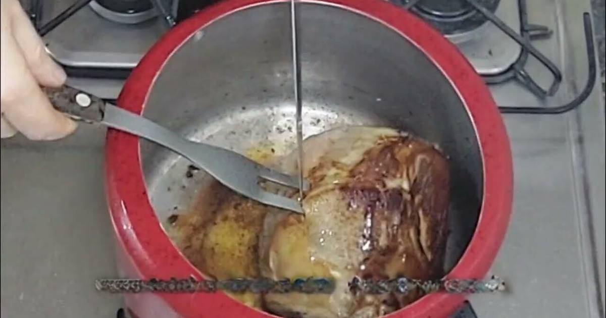 A carne assada na panela de pressão é um prato delicioso e fácil de preparar,...