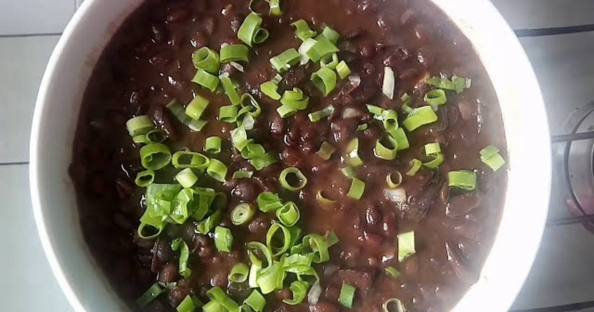 O feijão preto é um clássico da culinária brasileira e, neste caso, é preparado de...