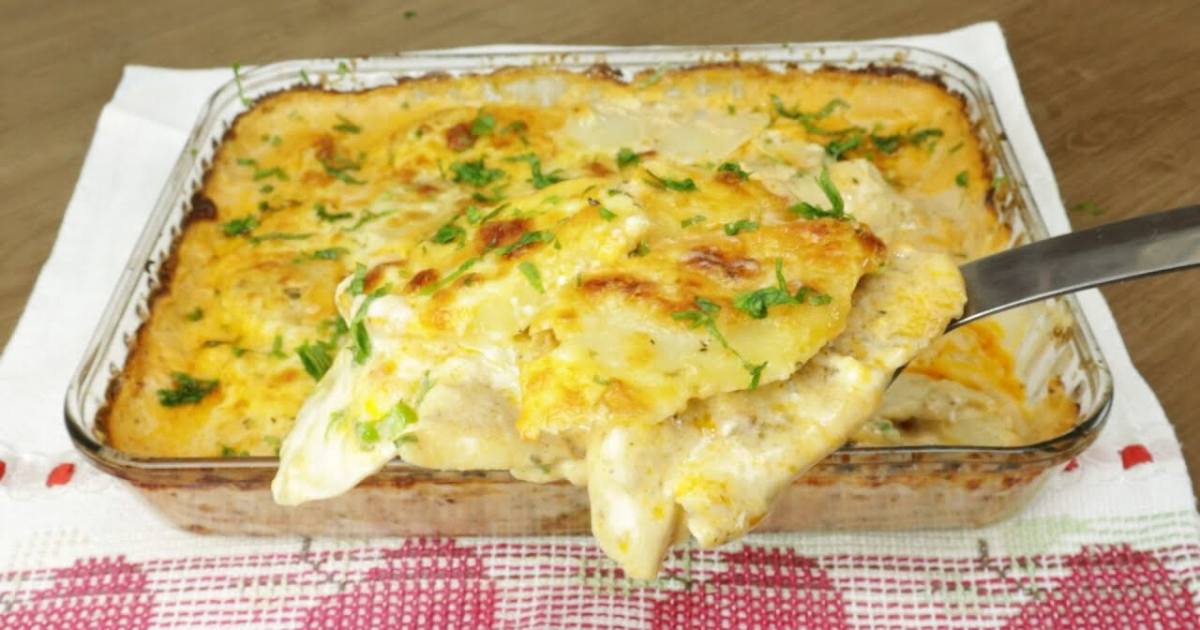 O filé de merluza ao molho branco gratinado de forno é uma deliciosa receita de...