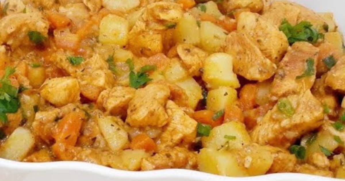 Esta receita de peito de frango refogado com legumes é uma excelente opção para uma...