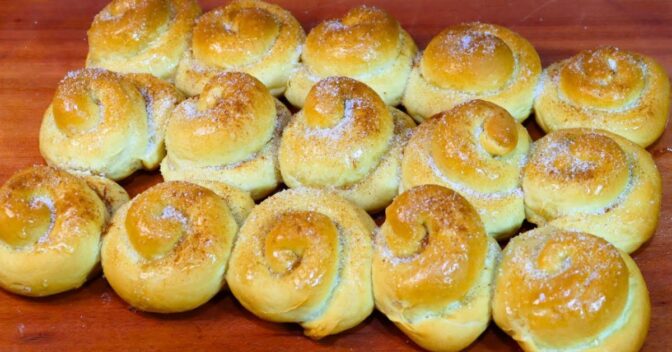 Pães: Pão Caracol Caseiro com Açúcar e Canela Igual de Padaria