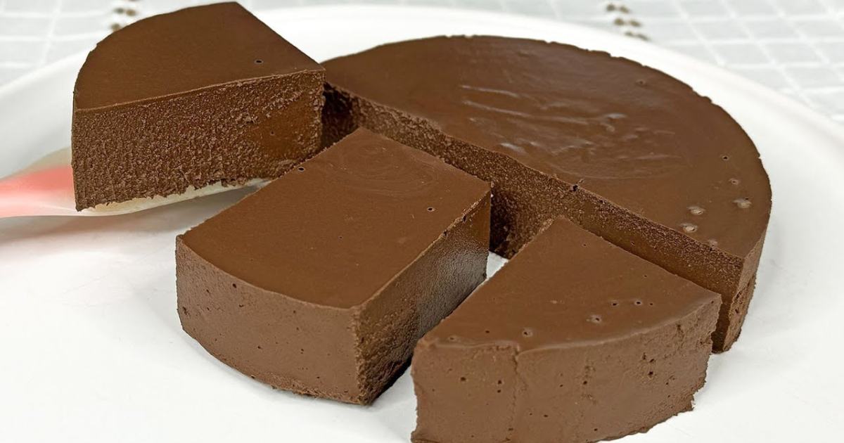 Essa sobremesa de chocolate de 2 ingredientes é simples, rápida e deliciosa. Com uma textura...