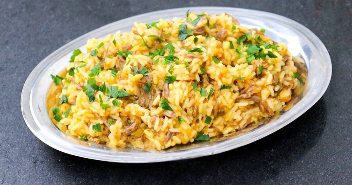 Este arroz com carne desfiada é uma refeição completa, saborosa e fácil de preparar. Ele...