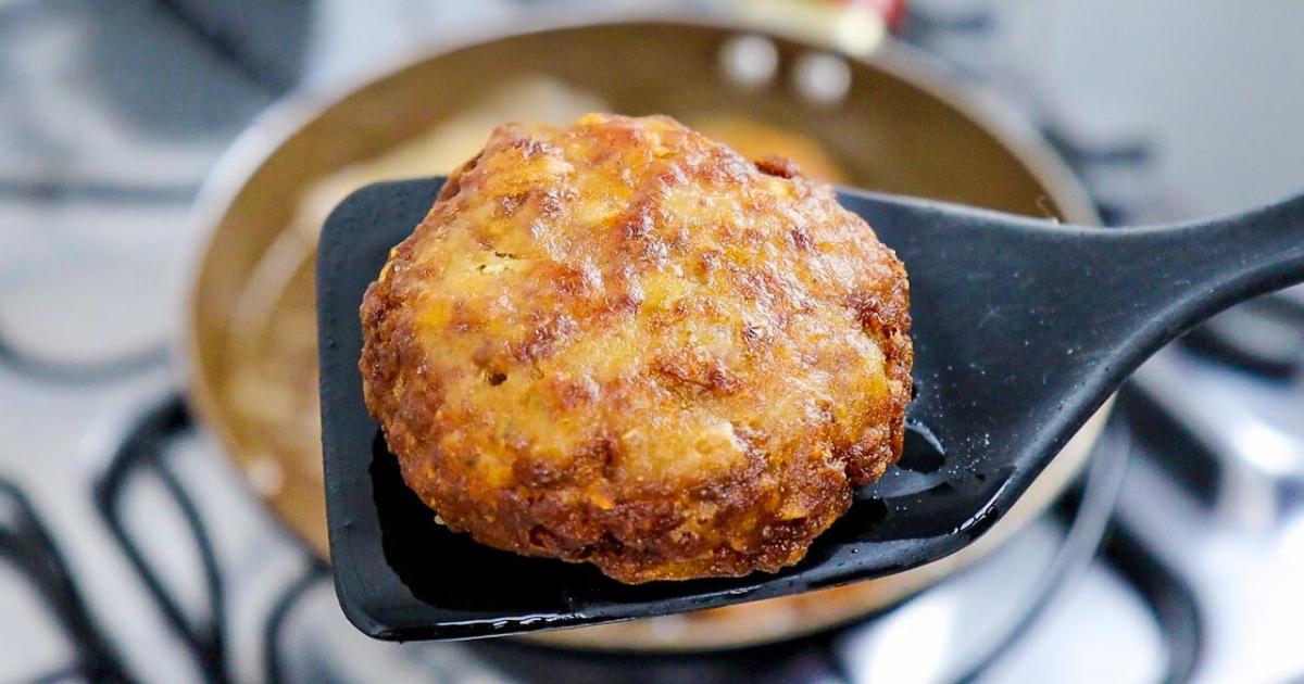 Prepare um delicioso bifinho de carne moída com batata, uma receita caseira e fácil de...