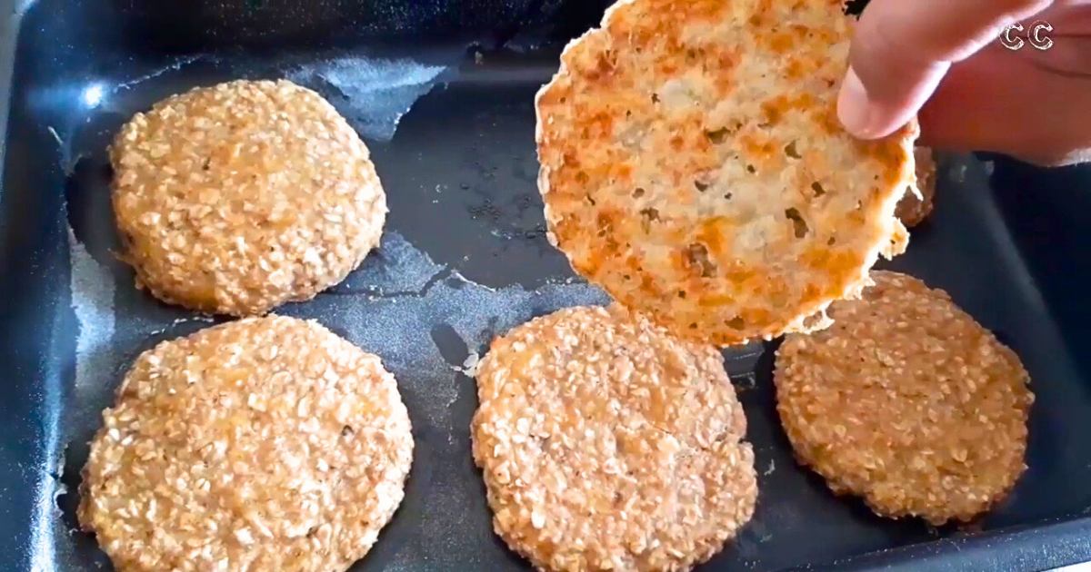 Descubra como fazer um biscoitão de banana e aveia super saudável! Essa receita é perfeita...